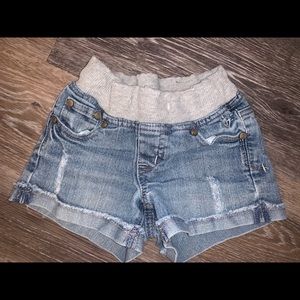 Very loved denim shorts with stretchy waistband